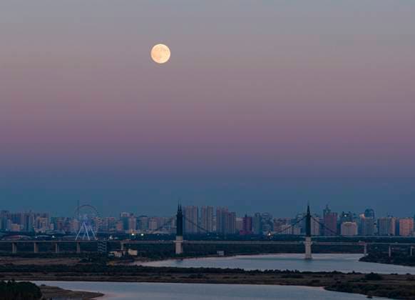(251006) -- BEIJING, Oct. 6, 2025 -- A drone photo taken on Oct. 6, 2025 shows a full moon over the sky in Harbin, northeast China s Heilongjiang Province. Monday marks this year s Mid-Autumn Festival, which is celebrated annually on the 15th day of the eighth month in the Chinese lunar calendar. People across China admire the full moon to celebrate the traditional holiday. (Photo by Xinhua) CHINA-MID-AUTUMN FESTIVAL-MOON (CN) LiuxDapeng 