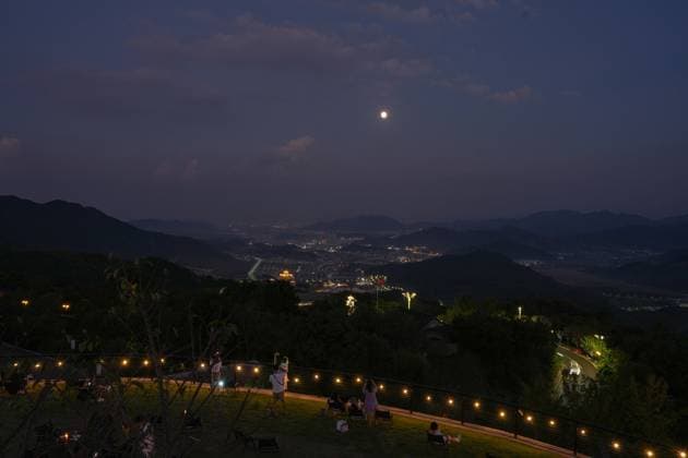 (251006) -- BEIJING, Oct. 6, 2025 -- Tourists take photos for the full moon in Ningbo, east China s Zhejiang Province, Oct. 6, 2025. Monday marks this year s Mid-Autumn Festival, which is celebrated annually on the 15th day of the eighth month in the Chinese lunar calendar. People across China admire the full moon to celebrate the traditional holiday. ) CHINA-MID-AUTUMN FESTIVAL-MOON (CN) HuangxZongzhi 