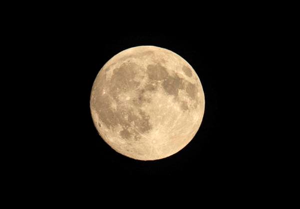 (251006) -- BEIJING, Oct. 6, 2025 -- A full moon is pictured in Harbin, northeast China s Heilongjiang Province, Oct. 6, 2025. Monday marks this year s Mid-Autumn Festival, which is celebrated annually on the 15th day of the eighth month in the Chinese lunar calendar. People across China admire the full moon to celebrate the traditional holiday. (Photo by Xinhua) CHINA-MID-AUTUMN FESTIVAL-MOON (CN) ZhangxYanbo 