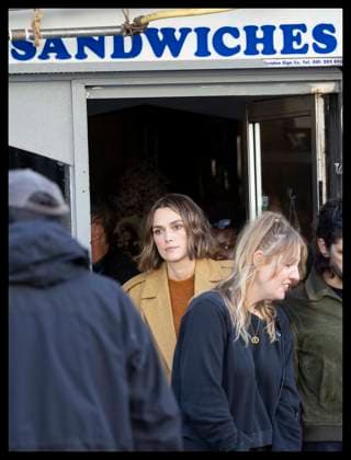 . 06 10 2025. London, United Kingdom. Actress Kiera Knightley spotted leaving a film location at a cafe near Charing Cross Station in London. It was thought the filming was for the new season of Black Doves.  xStephenxLockx xi-Imagesx IIM-26275-0004