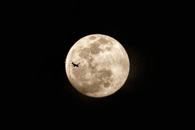 The First Supermoon In 2025 An airplane flies across the Supermoon full moon as it rises over Bekasi Regency, West Java province, Indonesia, on October 6, 2025. According to the Livescience website, this October full moon phenomenon is known as the Harvest Moon and is the first Supermoon in 2025, where the moon is at its closest point to Earth (perigee) at a distance of about 361,457 kilometers, which makes the moon appear 14% larger and 30% brighter. Bekasi West Java Indonesia  Copyright: xAdityaxIrawanx originalFilename: irawan-anairpla251006_nphwz.jpg