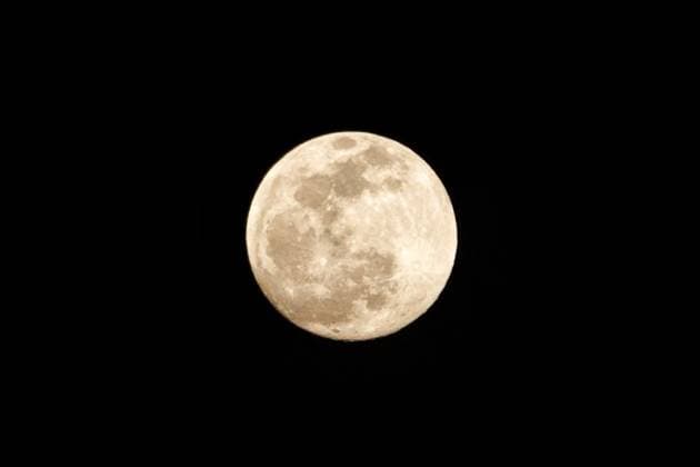 The First Supermoon In 2025 An airplane flies across the Supermoon full moon as it rises over Bekasi Regency, West Java province, Indonesia, on October 6, 2025. According to the Livescience website, this October full moon phenomenon is known as the Harvest Moon and is the first Supermoon in 2025, where the moon is at its closest point to Earth (perigee) at a distance of about 361,457 kilometers, which makes the moon appear 14% larger and 30% brighter. Bekasi West Java Indonesia  Copyright: xAdityaxIrawanx originalFilename: irawan-anairpla251006_npq3g.jpg
