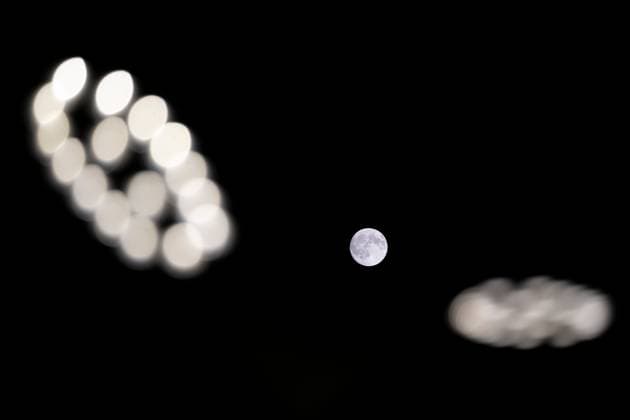 (251006) -- BEIJING, Oct. 6, 2025 -- A full moon is pictured in Harbin, northeast China s Heilongjiang Province, Oct. 6, 2025. Monday marks this year s Mid-Autumn Festival, which is celebrated annually on the 15th day of the eighth month in the Chinese lunar calendar. People across China admire the full moon to celebrate the traditional holiday. ) CHINA-MID-AUTUMN FESTIVAL-MOON (CN) ZhangxTao 
