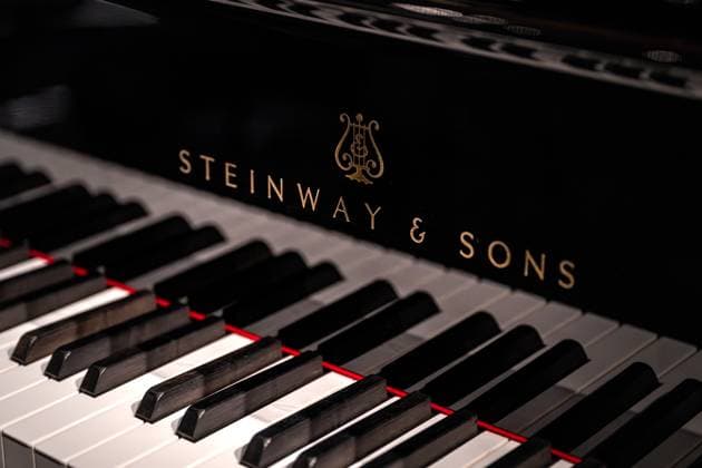 Steinway & Sons Konzertflügel Koblenz, Deutschland, 24.08.2025: Detailaufnahme eines Konzertflügels von Steinway & Sons mit Blick auf Klaviatur und Logo.