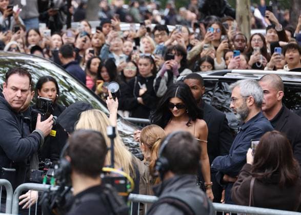 Kylie Jenner at the arrivals of the fashion show Miu Miu Collection Femme Prêt à Porter Printemps Eté 2026 during Paris Fashion Week PFW , au Conseil Économique, social et environnemental, Palais d lena, à Paris, France, le 6 octobre 2025 Denis Guignebourg Bestimage Arrivals Balenciaga Fashion Show Ready to Wear Collection Spring Summer 2026 during Paris Fashion Week on 6, october, 2025 Paris France  Copyright: xDenisxGuignebourgx xBestimagexDenisxGuignebourgx xBestimagex