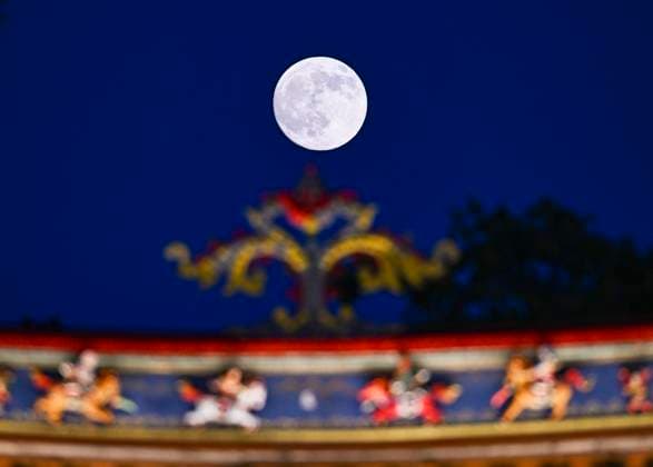 (251006) -- BEIJING, Oct. 6, 2025 -- This photo taken on Oct. 6, 2025 shows a full moon over the sky in Kunshan, east China s Jiangsu Province. Monday marks this year s Mid-Autumn Festival, which is celebrated annually on the 15th day of the eighth month in the Chinese lunar calendar. People across China admire the full moon to celebrate the traditional holiday. (Photo by Xinhua) CHINA-MID-AUTUMN FESTIVAL-MOON (CN) WangxXuzhong 