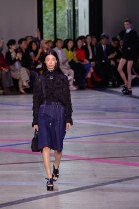PFW - Shiatzy Chen Runway A model walks the runway during the Shiatzy Chen Womenswear Spring Summer 2026 show as part of Paris Fashion Week on October 6, 2025 in Paris, France. Photo by Jana Call me J ABACAPRESS.COM Paris Ile de France France  Copyright: xJanaxCallxmexJ ABACAx