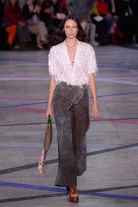 PFW - Shiatzy Chen Runway A model walks the runway during the Shiatzy Chen Womenswear Spring Summer 2026 show as part of Paris Fashion Week on October 6, 2025 in Paris, France. Photo by Jana Call me J ABACAPRESS.COM Paris Ile de France France  Copyright: xJanaxCallxmexJ ABACAx