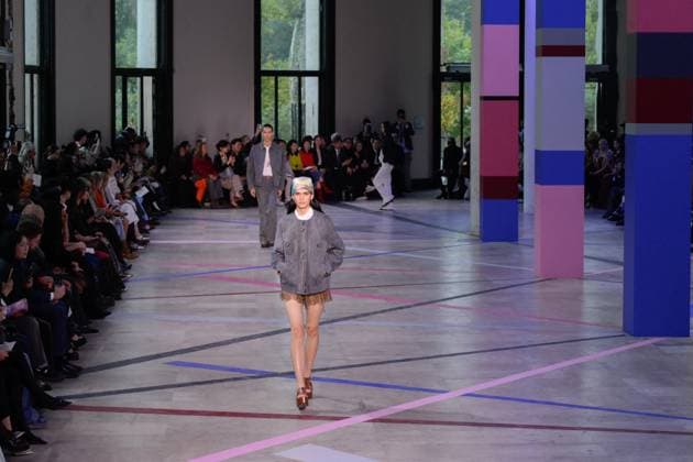 PFW - Shiatzy Chen Runway A model walks the runway during the Shiatzy Chen Womenswear Spring Summer 2026 show as part of Paris Fashion Week on October 6, 2025 in Paris, France. Photo by Jana Call me J ABACAPRESS.COM Paris Ile de France France  Copyright: xJanaxCallxmexJ ABACAx