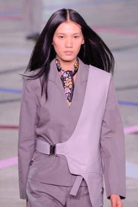PFW - Shiatzy Chen Runway A model walks the runway during the Shiatzy Chen Womenswear Spring Summer 2026 show as part of Paris Fashion Week on October 6, 2025 in Paris, France. Photo by Jana Call me J ABACAPRESS.COM Paris Ile de France France  Copyright: xJanaxCallxmexJ ABACAx