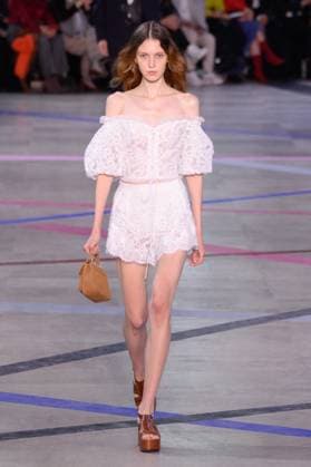 PFW - Shiatzy Chen Runway A model walks the runway during the Shiatzy Chen Womenswear Spring Summer 2026 show as part of Paris Fashion Week on October 6, 2025 in Paris, France. Photo by Jana Call me J ABACAPRESS.COM Paris Ile de France France  Copyright: xJanaxCallxmexJ ABACAx