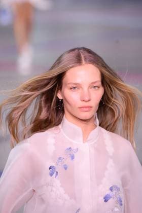 PFW - Shiatzy Chen Runway A model walks the runway during the Shiatzy Chen Womenswear Spring Summer 2026 show as part of Paris Fashion Week on October 6, 2025 in Paris, France. Photo by Jana Call me J ABACAPRESS.COM Paris Ile de France France  Copyright: xJanaxCallxmexJ ABACAx