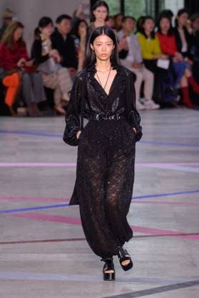 PFW - Shiatzy Chen Runway A model walks the runway during the Shiatzy Chen Womenswear Spring Summer 2026 show as part of Paris Fashion Week on October 6, 2025 in Paris, France. Photo by Jana Call me J ABACAPRESS.COM Paris Ile de France France  Copyright: xJanaxCallxmexJ ABACAx