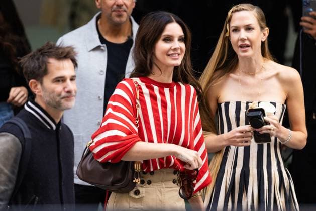 Lana Del Rey signs autographs outside Zimmermann during the Womenswear Collection Prêt à Porter Printemps Eté 2026 as part of Paris Fashion Week PFW , au Carreau du Temple, à Paris, France, le 6 octobre 2025 Julien Sarkissian Bestimage Lana Del Rey is seen outside Zimmermann during the Womenswear Spring Summer 2026 as part of Paris Fashion Week on October 06, 2025 in Paris, France Paris France  Copyright: xJulienxSarkissianx xBestimagexJulienxSarkissianx xBestimagex