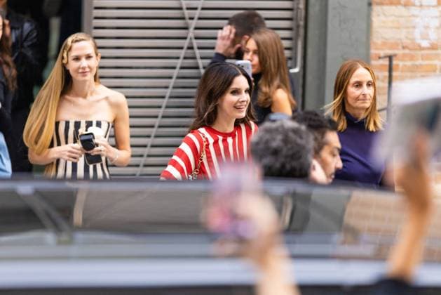 Lana Del Rey signs autographs outside Zimmermann during the Womenswear Collection Prêt à Porter Printemps Eté 2026 as part of Paris Fashion Week PFW , au Carreau du Temple, à Paris, France, le 6 octobre 2025 Julien Sarkissian Bestimage Lana Del Rey is seen outside Zimmermann during the Womenswear Spring Summer 2026 as part of Paris Fashion Week on October 06, 2025 in Paris, France Paris France  Copyright: xJulienxSarkissianx xBestimagexJulienxSarkissianx xBestimagex