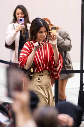 Lana Del Rey signs autographs outside Zimmermann during the Womenswear Collection Prêt à Porter Printemps Eté 2026 as part of Paris Fashion Week PFW , au Carreau du Temple, à Paris, France, le 6 octobre 2025 Julien Sarkissian Bestimage Lana Del Rey is seen outside Zimmermann during the Womenswear Spring Summer 2026 as part of Paris Fashion Week on October 06, 2025 in Paris, France Paris France  Copyright: xJulienxSarkissianx xBestimagexJulienxSarkissianx xBestimagex