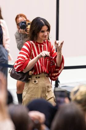 Lana Del Rey signs autographs outside Zimmermann during the Womenswear Collection Prêt à Porter Printemps Eté 2026 as part of Paris Fashion Week PFW , au Carreau du Temple, à Paris, France, le 6 octobre 2025 Julien Sarkissian Bestimage Lana Del Rey is seen outside Zimmermann during the Womenswear Spring Summer 2026 as part of Paris Fashion Week on October 06, 2025 in Paris, France Paris France  Copyright: xJulienxSarkissianx xBestimagexJulienxSarkissianx xBestimagex