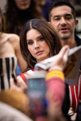 Lana Del Rey signs autographs outside Zimmermann during the Womenswear Collection Prêt à Porter Printemps Eté 2026 as part of Paris Fashion Week PFW , au Carreau du Temple, à Paris, France, le 6 octobre 2025 Julien Sarkissian Bestimage Lana Del Rey is seen outside Zimmermann during the Womenswear Spring Summer 2026 as part of Paris Fashion Week on October 06, 2025 in Paris, France Paris France  Copyright: xJulienxSarkissianx xBestimagexJulienxSarkissianx xBestimagex