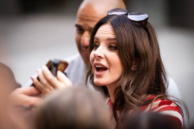 Lana Del Rey signs autographs outside Zimmermann during the Womenswear Collection Prêt à Porter Printemps Eté 2026 as part of Paris Fashion Week PFW , au Carreau du Temple, à Paris, France, le 6 octobre 2025 Julien Sarkissian Bestimage Lana Del Rey is seen outside Zimmermann during the Womenswear Spring Summer 2026 as part of Paris Fashion Week on October 06, 2025 in Paris, France Paris France  Copyright: xJulienxSarkissianx xBestimagexJulienxSarkissianx xBestimagex