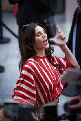 Lana Del Rey signs autographs outside Zimmermann during the Womenswear Collection Prêt à Porter Printemps Eté 2026 as part of Paris Fashion Week PFW , au Carreau du Temple, à Paris, France, le 6 octobre 2025 Julien Sarkissian Bestimage Lana Del Rey is seen outside Zimmermann during the Womenswear Spring Summer 2026 as part of Paris Fashion Week on October 06, 2025 in Paris, France Paris France  Copyright: xJulienxSarkissianx xBestimagexJulienxSarkissianx xBestimagex