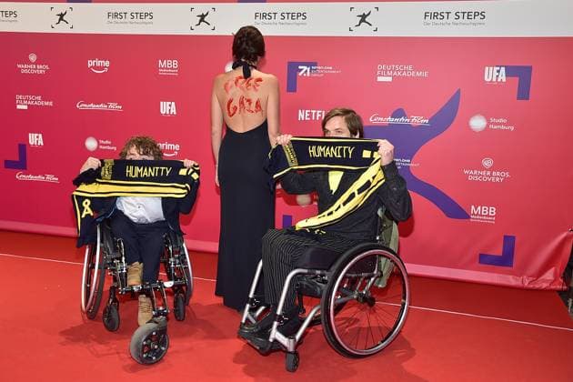 FIRST STEPS Awards 2025 Gäste mit Humanity Schals Ankunft zur Verleihung der FIRST STEPS Awards 2025 Theater des Westens in Berlin am 06.10.2025 *** FIRST STEPS Awards 2025 guests with Humanity scarves Arrival at the FIRST STEPS Awards 2025 Theater des Westens in Berlin on 06 10 2025 Photopress Mueller