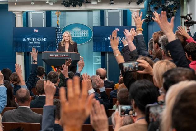 October 6, 2025, Washington, District of Columbia, USA: White House Press Secretary KAROLINE LEAVITT speaks at the press briefing. Leavitt took questions on the budget shutdown, Portland and other matters. Washington USA - ZUMAl312 20251006_znp_l312_026 Copyright: xAndrewxLeydenx