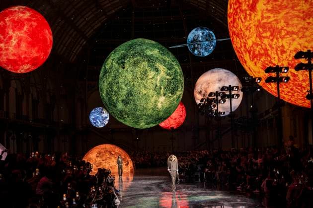 Chanel - Women Ready-to-wear Spring-Summer 2026 - Paris A model presents a creation by Chanel for the Women Ready-to-wear Spring-Summer 2026 collection as part of the Paris Fashion Week, at the Grand Palais, in Paris, on October 6, 2025.Photo by Eliot Blondet ABACAPRESS.COM Paris France France  Copyright: xBlondetxEliot ABACAx