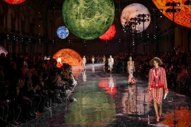 Chanel - Women Ready-to-wear Spring-Summer 2026 - Paris A model presents a creation by Chanel for the Women Ready-to-wear Spring-Summer 2026 collection as part of the Paris Fashion Week, at the Grand Palais, in Paris, on October 6, 2025.Photo by Eliot Blondet ABACAPRESS.COM Paris France France  Copyright: xBlondetxEliot ABACAx