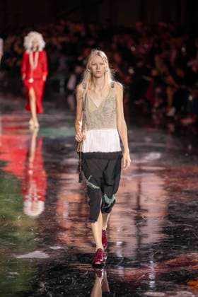 Chanel - Women Ready-to-wear Spring-Summer 2026 - Paris A model presents a creation by Chanel for the Women Ready-to-wear Spring-Summer 2026 collection as part of the Paris Fashion Week, at the Grand Palais, in Paris, on October 6, 2025.Photo by Eliot Blondet ABACAPRESS.COM Paris France France  Copyright: xBlondetxEliot ABACAx