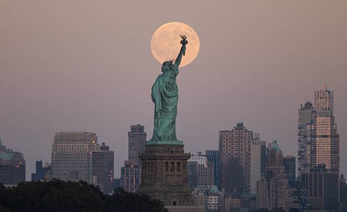 Full Harvest Supermoon Rises in New York City NEW JERSEY, UNITED STATES - OCTOBER 7: The full Harvest Supermoon rises behind the Statue of Liberty in New York City on October 7, 2025, as seen from Jersey City, New Jersey. Lokman Vural Elibol Anadolu New Jersey United States. Editorial use only. Please get in touch for any other usage.  Copyright: x2025xAnadoluxLokmanxVuralxElibolx