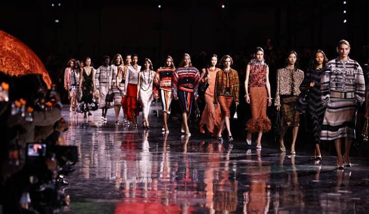 (251007) -- PARIS, Oct. 7, 2025 -- Models present creations by designer Matthieu Blazy as part of his Spring Summer 2026 Women s ready-to-wear collection show for the French fashion house Chanel during the Paris Fashion Week, in Paris, France, on Oct. 6, 2025. ) FRANCE-PARIS-FASHION WEEK-CHANEL GaoxJing 