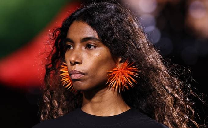 (251007) -- PARIS, Oct. 7, 2025 -- A model presents creations by designer Matthieu Blazy as part of his Spring Summer 2026 Women s ready-to-wear collection show for the French fashion house Chanel during the Paris Fashion Week, in Paris, France, on Oct. 6, 2025. ) FRANCE-PARIS-FASHION WEEK-CHANEL GaoxJing 