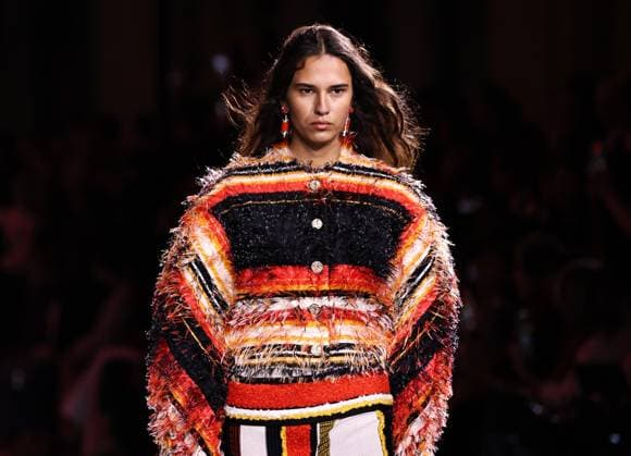 (251007) -- PARIS, Oct. 7, 2025 -- A model presents creations by designer Matthieu Blazy as part of his Spring Summer 2026 Women s ready-to-wear collection show for the French fashion house Chanel during the Paris Fashion Week, in Paris, France, on Oct. 6, 2025. ) FRANCE-PARIS-FASHION WEEK-CHANEL GaoxJing 