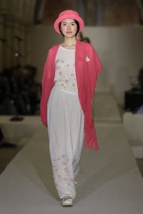 PFW - Agnes B Runway A model walks the runway during the Agnès b Ready to Wear Spring Summer 2026 fashion show as part of the Paris Fashion Week on October 6, 2025 in Paris, France. Photo by Alain-Gil Gonzalez ABACAPRESS.COM Paris France  Copyright: xGonzalezxAlain-Gil ABACAx