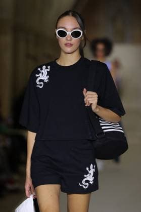 PFW - Agnes B Runway A model walks the runway during the Agnès b Ready to Wear Spring Summer 2026 fashion show as part of the Paris Fashion Week on October 6, 2025 in Paris, France. Photo by Alain-Gil Gonzalez ABACAPRESS.COM Paris France  Copyright: xGonzalezxAlain-Gil ABACAx