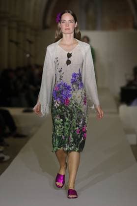 PFW - Agnes B Runway A model walks the runway during the Agnès b Ready to Wear Spring Summer 2026 fashion show as part of the Paris Fashion Week on October 6, 2025 in Paris, France. Photo by Alain-Gil Gonzalez ABACAPRESS.COM Paris France  Copyright: xGonzalezxAlain-Gil ABACAx