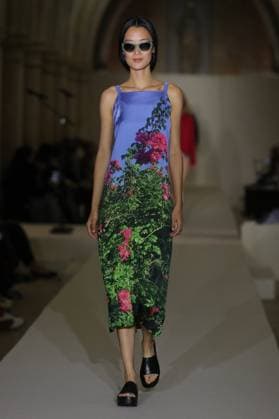 PFW - Agnes B Runway A model walks the runway during the Agnès b Ready to Wear Spring Summer 2026 fashion show as part of the Paris Fashion Week on October 6, 2025 in Paris, France. Photo by Alain-Gil Gonzalez ABACAPRESS.COM Paris France  Copyright: xGonzalezxAlain-Gil ABACAx
