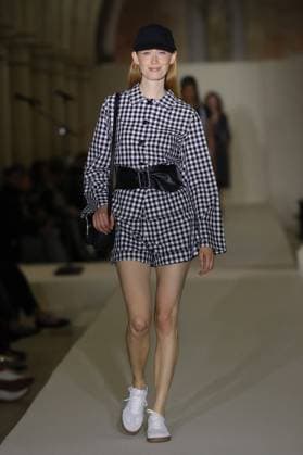 PFW - Agnes B Runway A model walks the runway during the Agnès b Ready to Wear Spring Summer 2026 fashion show as part of the Paris Fashion Week on October 6, 2025 in Paris, France. Photo by Alain-Gil Gonzalez ABACAPRESS.COM Paris France  Copyright: xGonzalezxAlain-Gil ABACAx