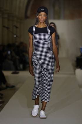PFW - Agnes B Runway A model walks the runway during the Agnès b Ready to Wear Spring Summer 2026 fashion show as part of the Paris Fashion Week on October 6, 2025 in Paris, France. Photo by Alain-Gil Gonzalez ABACAPRESS.COM Paris France  Copyright: xGonzalezxAlain-Gil ABACAx
