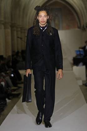 PFW - Agnes B Runway A model walks the runway during the Agnès b Ready to Wear Spring Summer 2026 fashion show as part of the Paris Fashion Week on October 6, 2025 in Paris, France. Photo by Alain-Gil Gonzalez ABACAPRESS.COM Paris France  Copyright: xGonzalezxAlain-Gil ABACAx