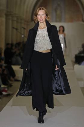 PFW - Agnes B Runway A model walks the runway during the Agnès b Ready to Wear Spring Summer 2026 fashion show as part of the Paris Fashion Week on October 6, 2025 in Paris, France. Photo by Alain-Gil Gonzalez ABACAPRESS.COM Paris France  Copyright: xGonzalezxAlain-Gil ABACAx
