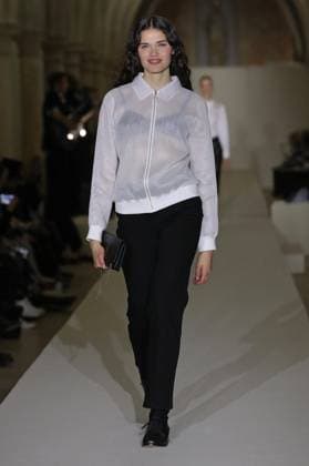 PFW - Agnes B Runway A model walks the runway during the Agnès b Ready to Wear Spring Summer 2026 fashion show as part of the Paris Fashion Week on October 6, 2025 in Paris, France. Photo by Alain-Gil Gonzalez ABACAPRESS.COM Paris France  Copyright: xGonzalezxAlain-Gil ABACAx