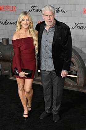 Allison Dunbar mit Ehemann Ron Perlman bei der Premiere des Kinofilms Frankenstein im Academy Museum of Motion Pictures. Los Angeles, 06.10.2025