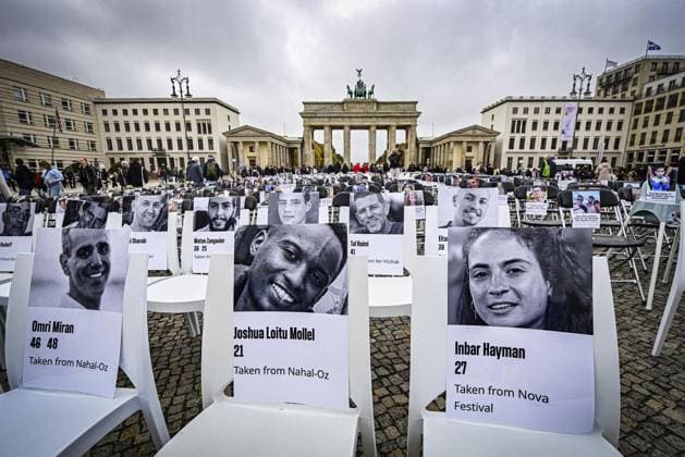 Zweiter Jahrestag Hamas-Angriff - Berlin ** NUR FÜR REDAKTIONELLE ZWECKE ** EDITORIAL USE ONLY **<p>Zweiter Jahrestag Hamas-Angriff - Berlin, Mit 1.100 Stühlen vor dem Brandenburger Tor will die Jüdische Studierendenunion Deutschland am zweiten Jahrestag des Hamas-Angriffs auf Israel an die Opfer erinnern. Am 7. Oktober 2023 griffen Kämpfer der radikalislamischen Hamas Israel an, töteten zahlreiche Menschen und verschleppten Geiseln in den Gazastreifen, fotografiert am 07. Oktober 2025 in Berlin. Berlin Berlin Berlin Copyright: MaurizioxGambarini *** Second anniversary of Hamas attack Berlin FOR EDITORIAL PURPOSES ONLY EDITORIAL USE ONLY p Second anniversary of Hamas attack Berlin, With 1 100 chairs in front of the Brandenburg Gate, th Copyright: MaurizioxGambarini doc82psfhg482g1dwelvci2 ,EDITORIAL USE ONLY