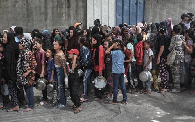 Food distributed to Palestinians fighting hunger in Gaza GAZA CITY, GAZA - OCTOBER 07: Palestinians wait with their empty pots to receive hot meals distributed by charity organizations in the Nuseirat Refugee Camp, as people struggle with hunger due to the Israeli food blockade in Gaza City,Gaza on October 07, 2025. Moiz Salhi Anadolu Gaza City Gaza. Editorial use only. Please get in touch for any other usage.  Copyright: x2025xAnadoluxMoizxSalhix