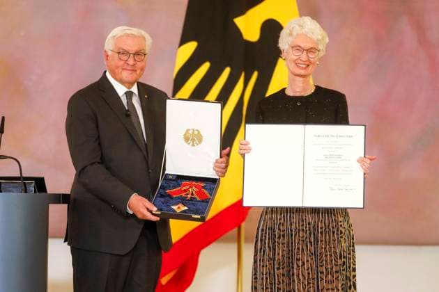 Richterwechsel am Bundesverfassungsgericht Entlassung und Ernennung Leipzig, 07.10.2025 Bundespräsident Frank Walter Steinmeier und Doris König bei der Entlassung der Richter am Bundesverfassungsgericht im Schloss Bellevue in Berlin Berlin *** Change of judges at the Federal Constitutional Court Dismissal and appointment Leipzig, 07 10 2025 Federal President Frank Walter Steinmeier and Doris König at the dismissal of the judges at the Federal Constitutional Court at Bellevue Palace in Berlin Berlin Copyright: xMatthiasxGränzdörferx