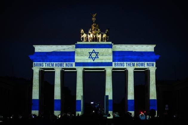 Berlin, Bring them Home am Brandenburger Tor Im Gedenken an die Hamas Geiseln am zweiten Jahrestag des Terrorangriffs auf Israel wird das Brandenburger Tor in den Farben der israelischen Fahne und dem Schriftzug Bring them Home angestrahlt am 07.10.2025 in Berlin. Berlin Berlin Deutschland *** Berlin, Bring them Home at the Brandenburg Gate In memory of the Hamas hostages on the second anniversary of the terrorist attack on Israel, the Brandenburg Gate is illuminated in the colors of the Israeli flag and the lettering Bring them Home on 07 10 2025 in Berlin Berlin Germany