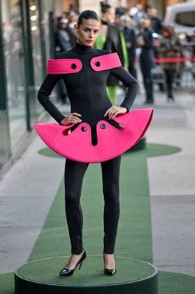 PFW Pierre Cardin Runway A model walks the runway during Pierre Cardin show during Paris Fashion Week in Paris, France on October 7, 2025. Photo by Julien Reynaud APS-Medias ABACAPRESS.COM Paris France  Copyright: xReynaudxJulien APS-Medias ABACAx