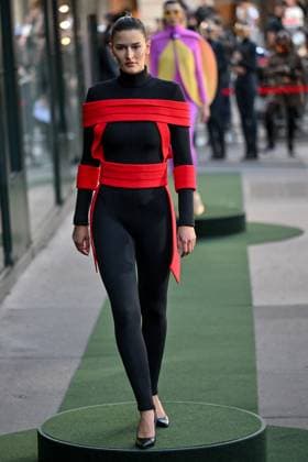 PFW Pierre Cardin Runway A model walks the runway during Pierre Cardin show during Paris Fashion Week in Paris, France on October 7, 2025. Photo by Julien Reynaud APS-Medias ABACAPRESS.COM Paris France  Copyright: xReynaudxJulien APS-Medias ABACAx