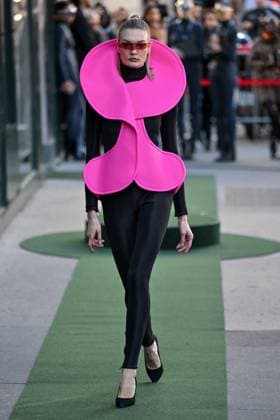 PFW Pierre Cardin Runway A model walks the runway during Pierre Cardin show during Paris Fashion Week in Paris, France on October 7, 2025. Photo by Julien Reynaud APS-Medias ABACAPRESS.COM Paris France  Copyright: xReynaudxJulien APS-Medias ABACAx